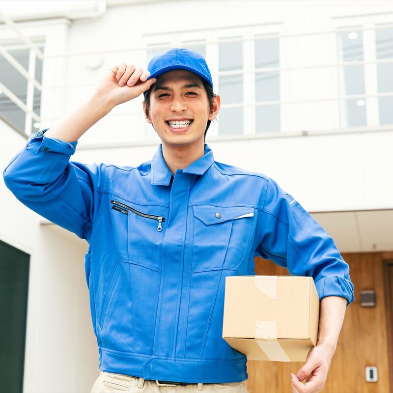 小包を運ぶ男性スタッフ